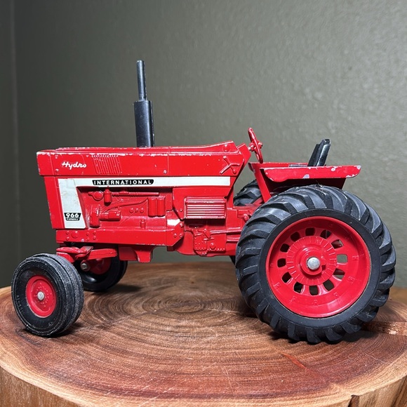 ERTL Vintage Farmall International Harvester 966 - 1/16 scale - Picture 5 of 17